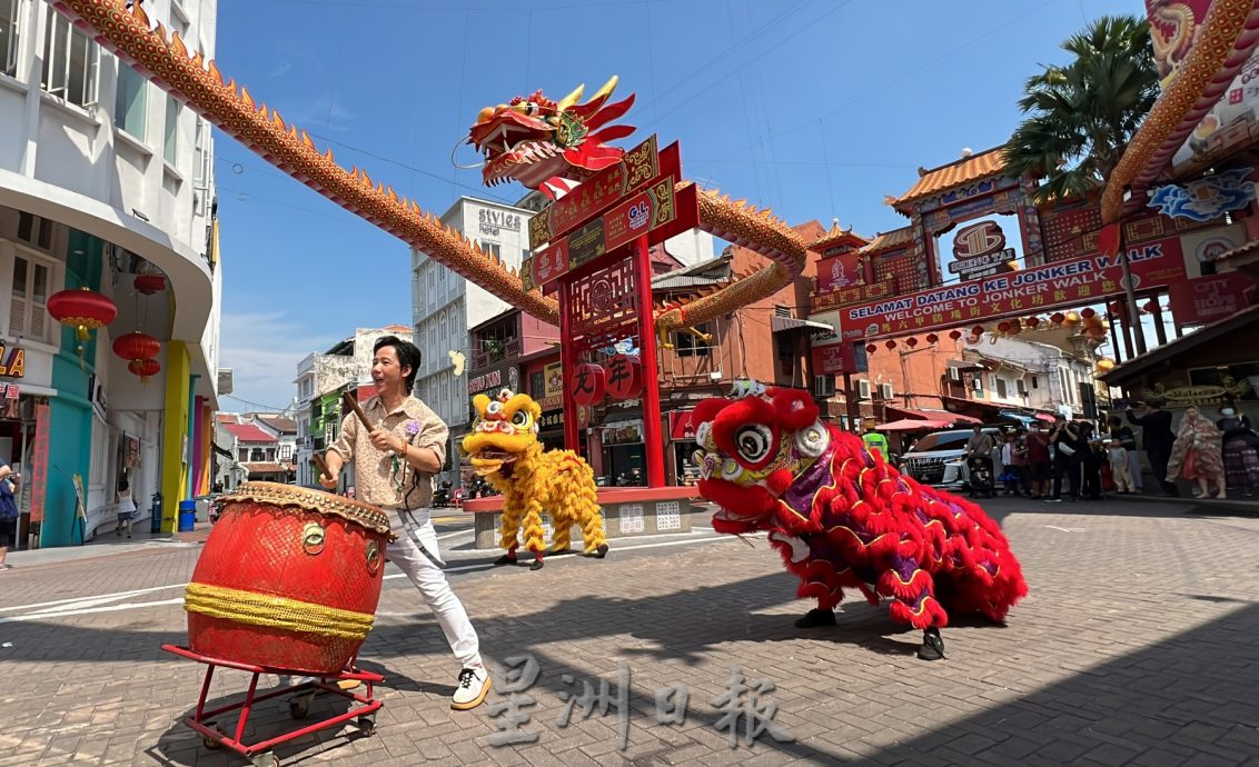 阿牛在鸡场街拍摄打鼓秀·民众驻足观赏