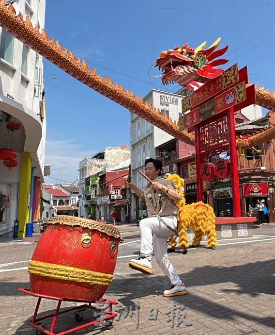 阿牛在鸡场街拍摄打鼓秀·民众驻足观赏