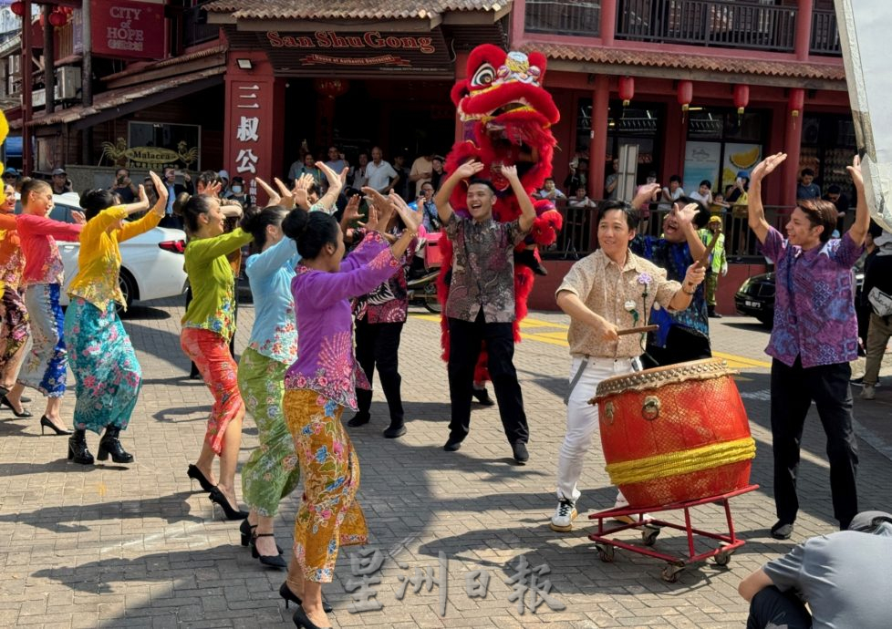 阿牛在雞場街拍攝打鼓秀·民眾駐足觀賞