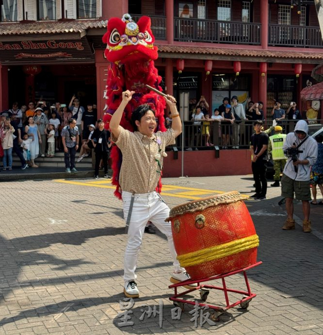 阿牛在雞場街拍攝打鼓秀·民眾駐足觀賞