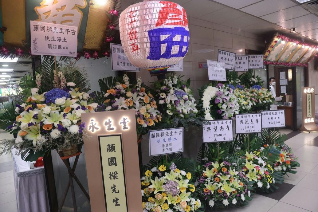 颜国樑出殡 遗孀雨中泪送最后一程