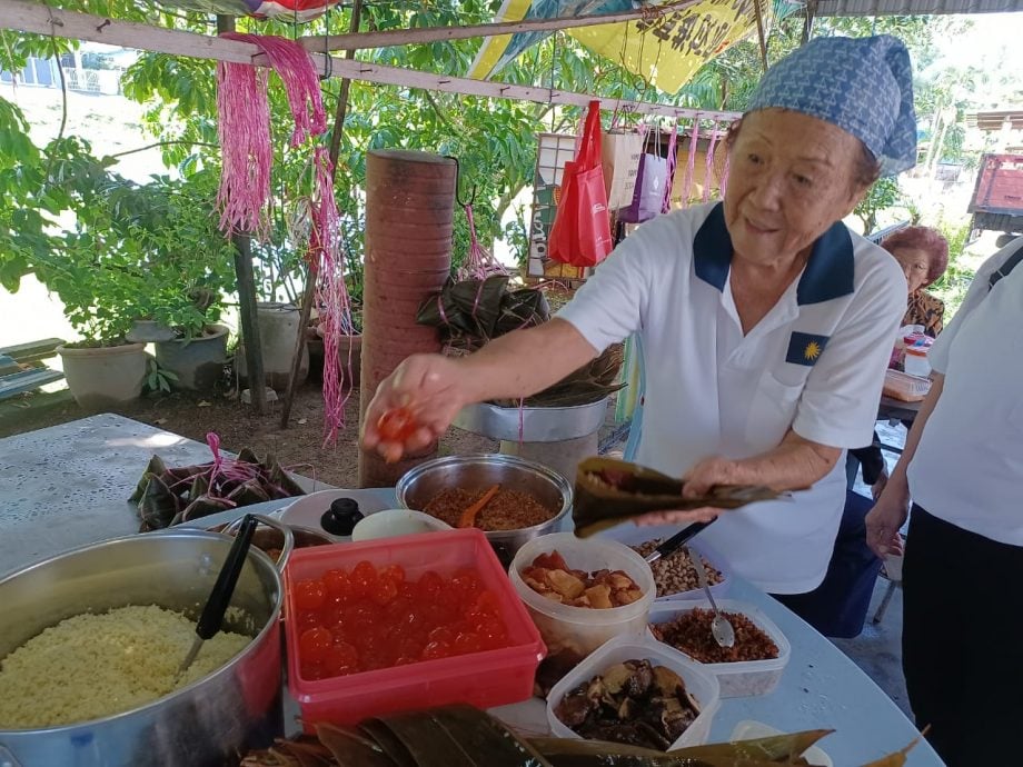 马华元老裹了54年一句吓坏人 “最后一次裹粽”大家来捧场