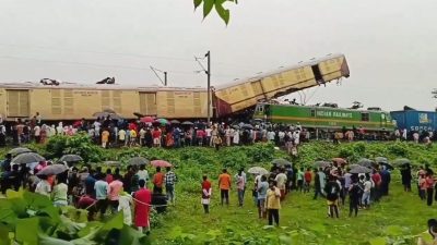 視頻 | 印度火車相撞車廂“騰空堆疊” 釀至少5死