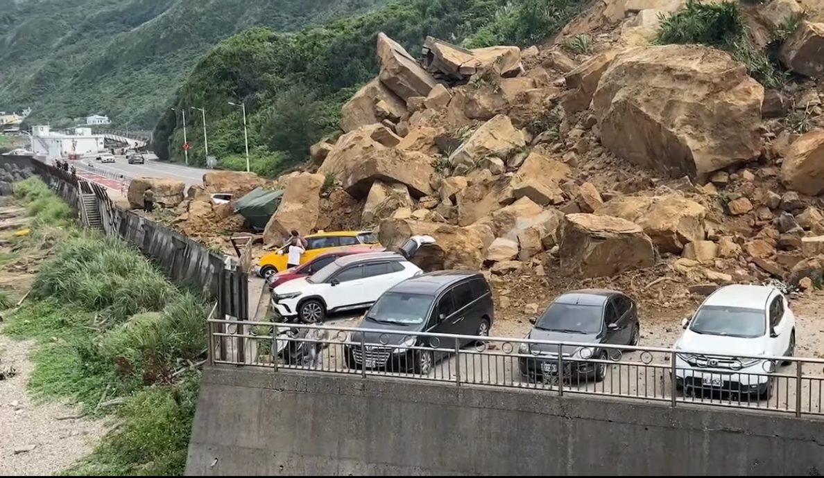  （内附视频）台湾基隆潮境公园入口山泥倾泻恐布画面曝 波及9车 