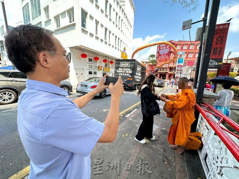 （古城封面主文）疑“假和尚”化缘及兜售物品 刘志俍促勿助长不良风气