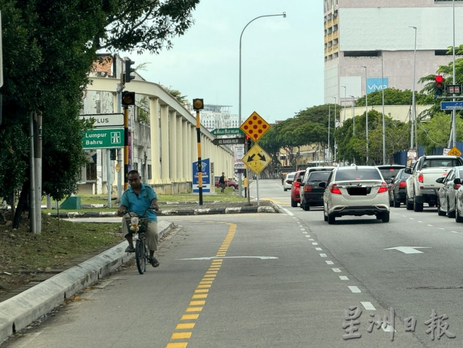 （古城封面主文）车辆脚车共用车道·市民遭交警提醒勿占线