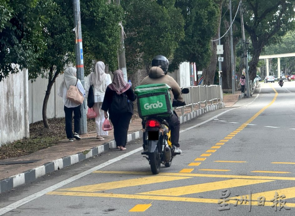 （古城封面主文）车辆脚车共用车道·市民遭交警提醒勿占线