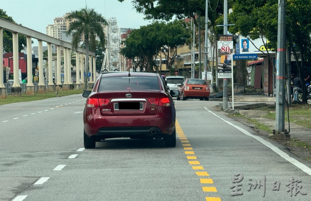 （古城封面主文）车辆脚车共用车道·市民遭交警提醒勿占线