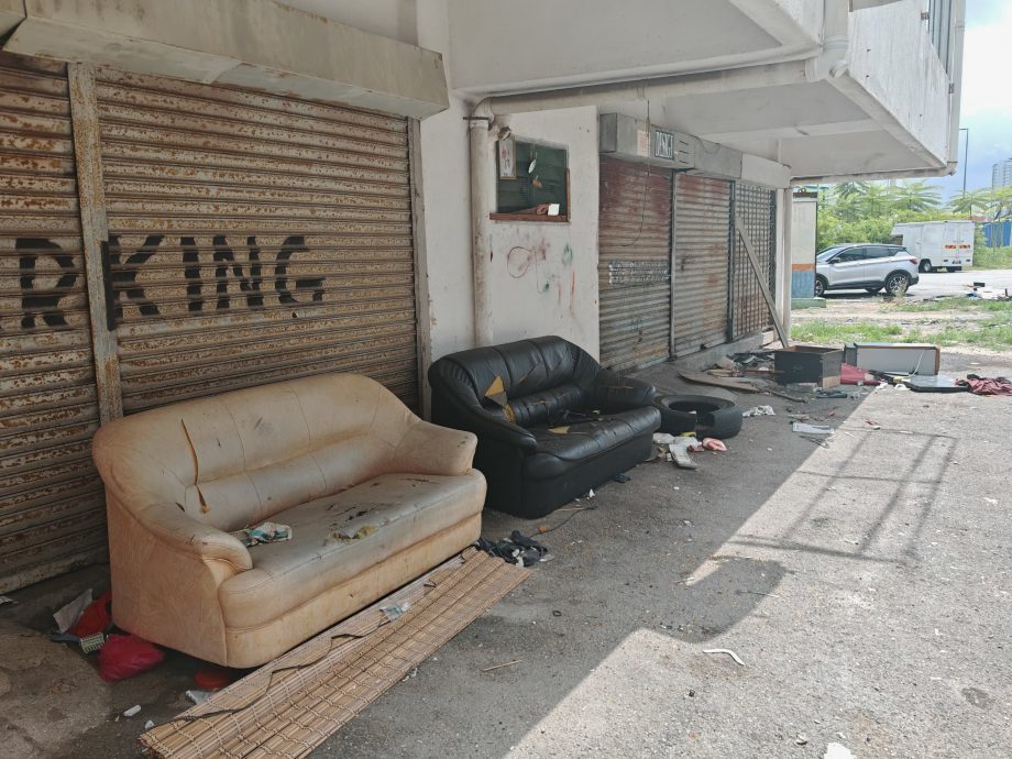 （古城版）哥打拉沙马那乌达玛公寓大型垃圾越来越多，影响市容也滋生蚊虫