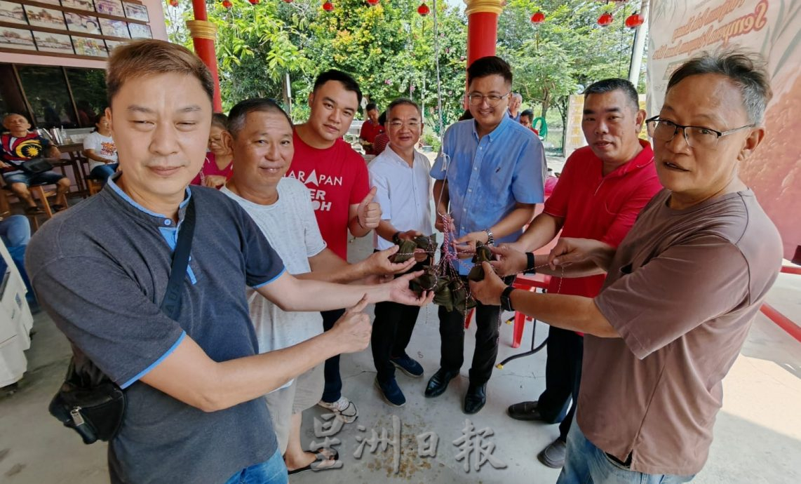 （古城第九版主文）甲市區國會格西當州選區聯合四村委會裹800粽，贈送村委會、行動黨黨員及居民慶佳節