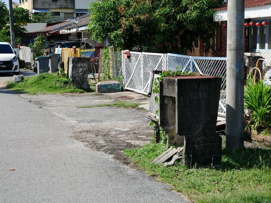 （古城第五版主文）旧式洋灰垃圾桶停用数年，市民希望当局移除避免产生卫生问题