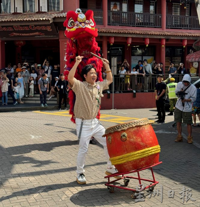 （古城第四版主文）阿牛在鸡场街拍摄打鼓秀·民众驻足观赏