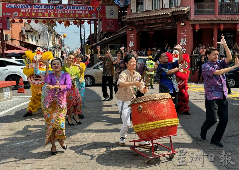 （古城第四版主文）阿牛在鸡场街拍摄打鼓秀·民众驻足观赏