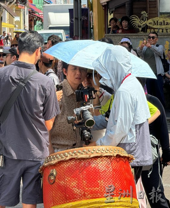 （古城第四版主文）阿牛在雞場街拍攝打鼓秀·民眾駐足觀賞