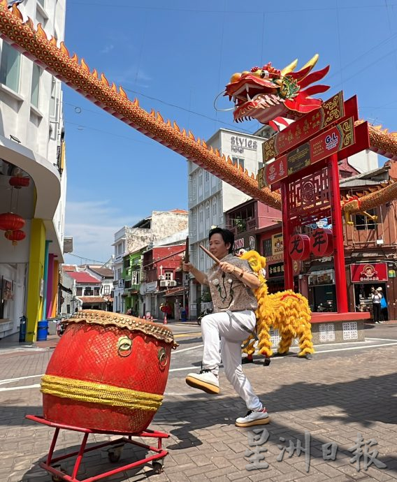 （古城第四版主文）阿牛在鸡场街拍摄打鼓秀·民众驻足观赏