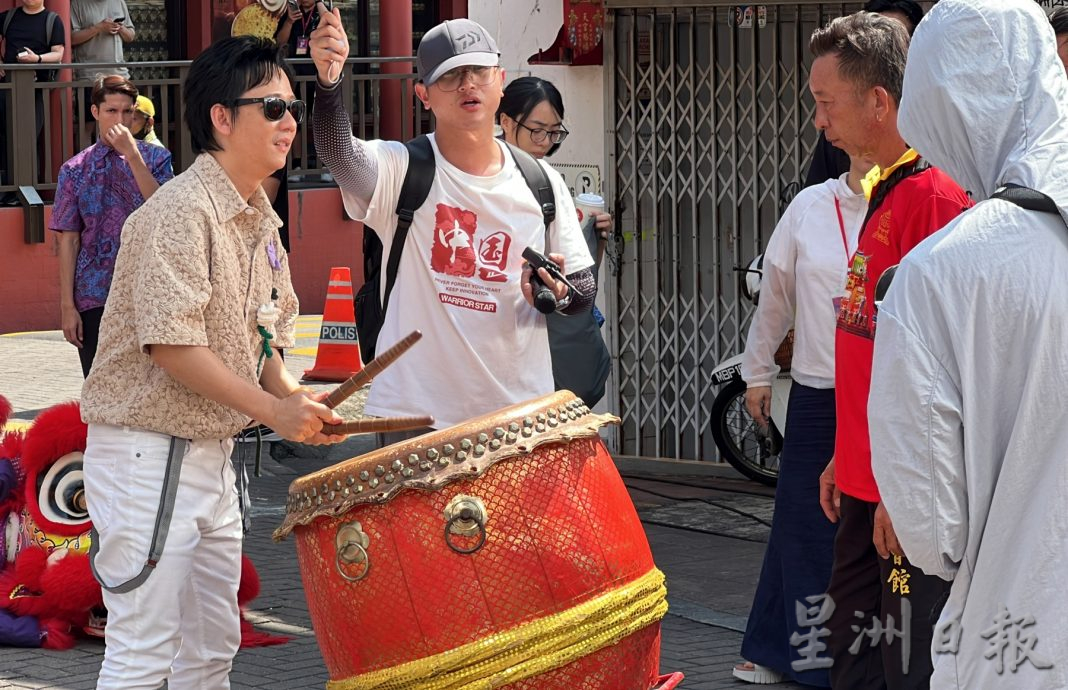 （古城第四版主文）阿牛在鸡场街拍摄打鼓秀·民众驻足观赏