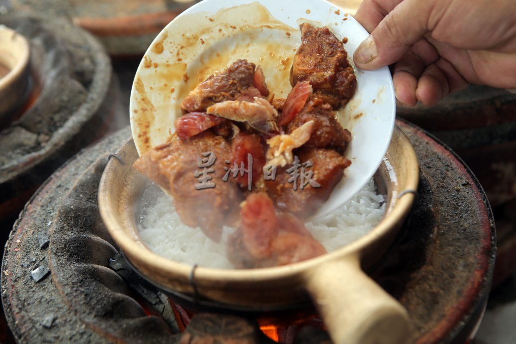 （大北马）周末去霹雳／向志明采用新鲜食材 炭火煮出香喷喷瓦煲鸡饭