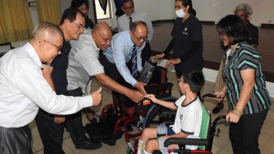 檳城拿督公會耗資逾2萬   捐痙攣兒童協會8輪椅