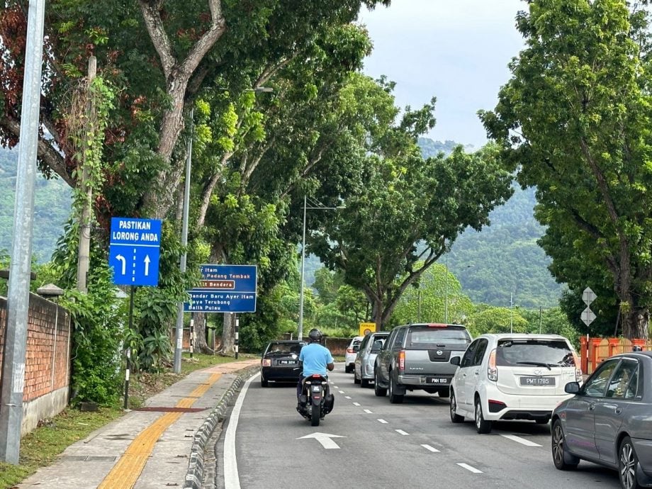 （大北馬）羅弄峇都蘭樟設置新路標，提醒車主使用正確車道