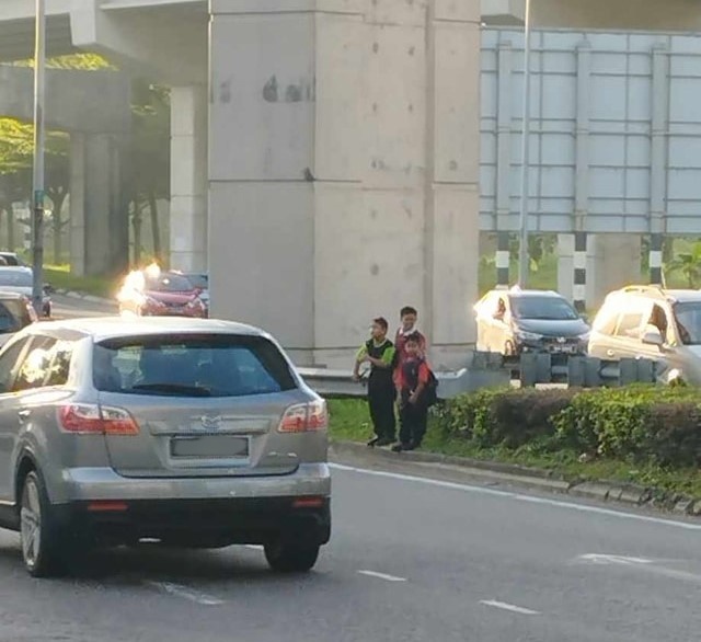 （已簽發）柔：小男生無法過馬路，暖心交警停車相助