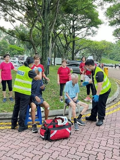 （已签发）柔：狮城二三事：89岁男子疑误踩油门 公园停车场撞3车