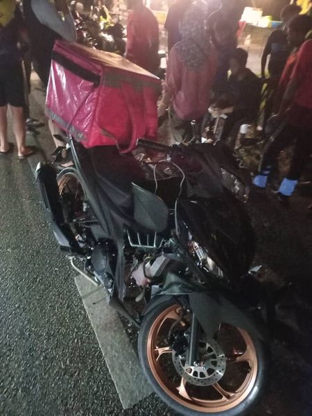 （已簽發）柔：視頻：騎士邊追車邊喊“撞後逃”，警方：涉2摩托車尋汽車司機助查