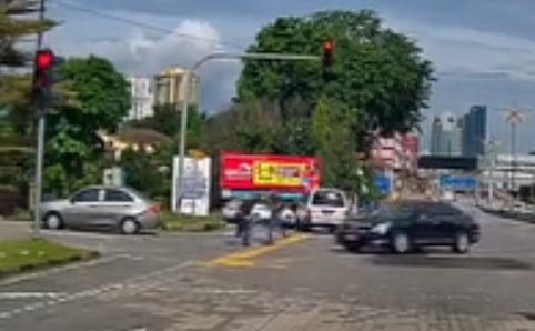 （已签发）柔：视频｜客货车疑红灯前失控酿车祸，骑士大难不死