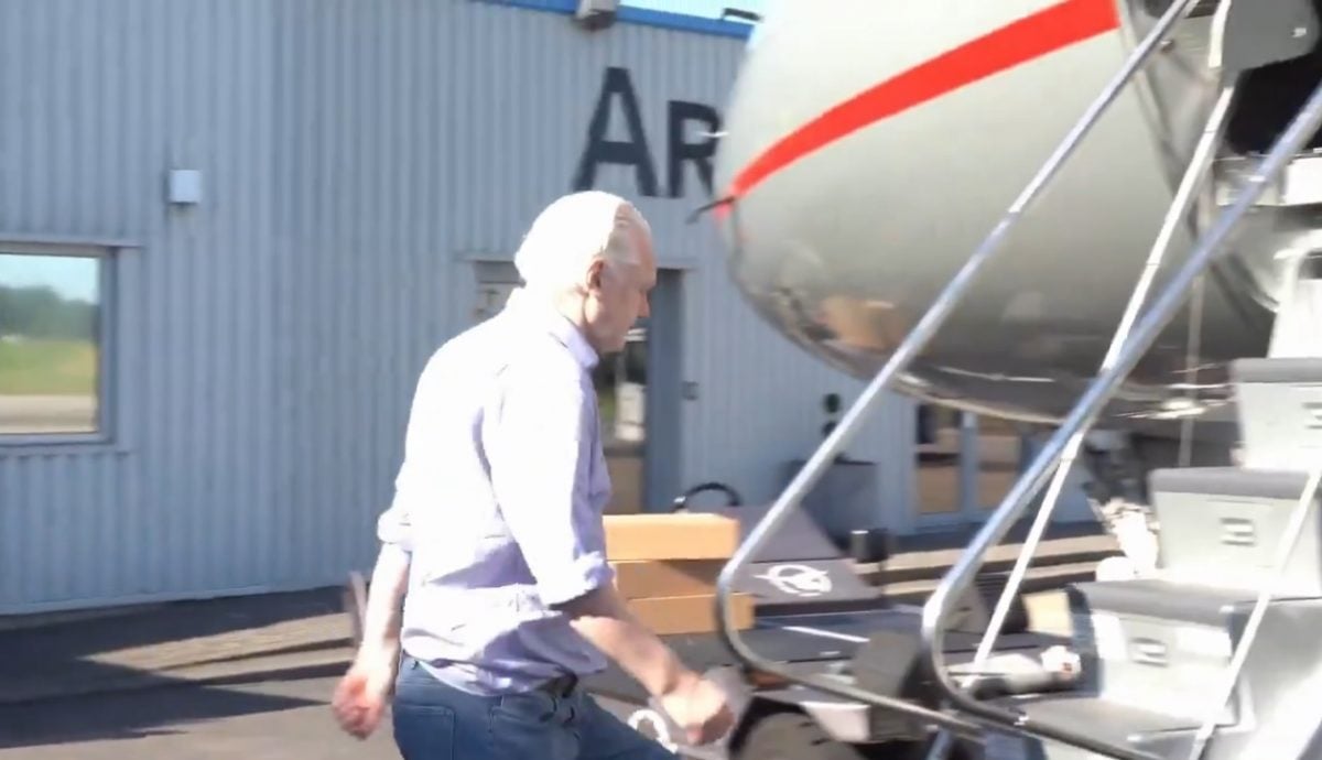 （視頻）“維基洩密”創辦人阿桑奇被關5年終獲自由 搭機返澳洲畫面曝光