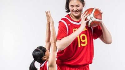 FIBA U18女篮亚洲杯| 张子宇223公分鹤立鸡群  女姚明成中国女篮未来