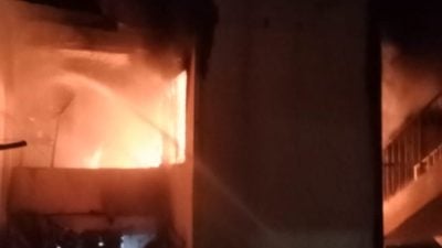 視頻| 組屋失火消拯隊及時灌救 住家燒燬無人傷亡