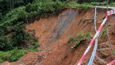 频繁降雨引发山体滑坡．帛乡路土崩影响交通