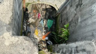 過濾網損壞垃圾堆積   芙公市水溝恐養蚊