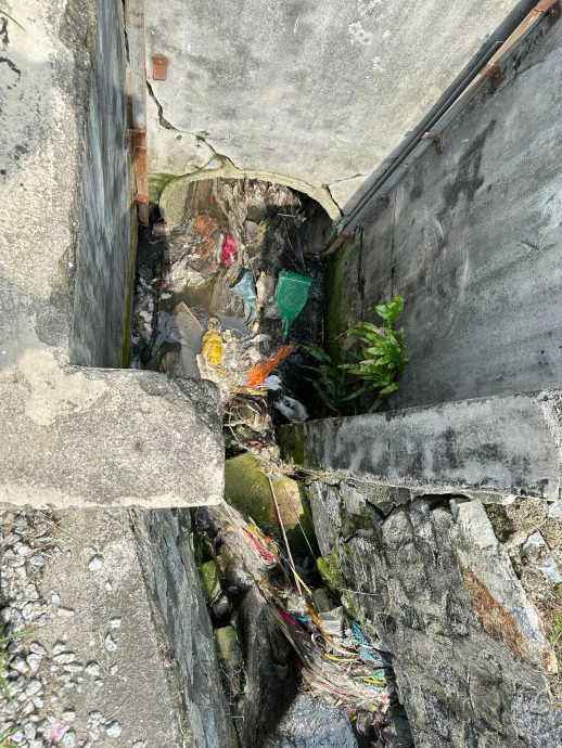 NS芙蓉／芙公市排水沟垃圾过滤网损坏 堆积垃圾 