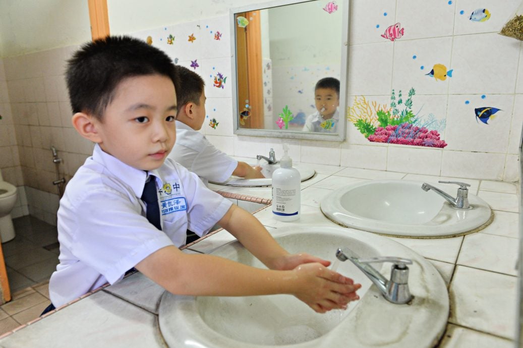 NS芙蓉：文丁中华小学厕所贴上海洋主题贴纸，消除学生对上厕所的恐惧感