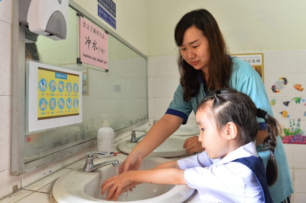 NS芙蓉：文丁中華小學廁所貼上海洋主題貼紙，消除學生對上廁所的恐懼感