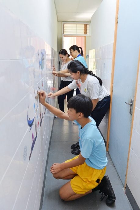 NS芙蓉：文丁中華小學廁所貼上海洋主題貼紙，消除學生對上廁所的恐懼感