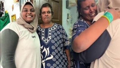 视频|印裔女孩送穆家庭 母女分开27年重逢