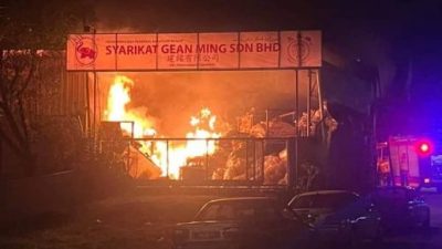 视频 |  武吉乌美路杂货仓 发生大火
