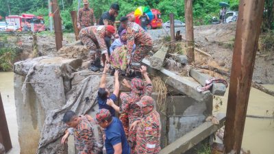 担波罗里道路被洪水切断　消拯员抬2村民送院洗肾