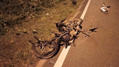摩托超车不及撞2车 骑士抛飞重伤身亡