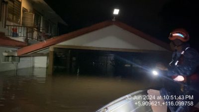 大水淹到脖子 女教师：兵南邦最严重洪灾