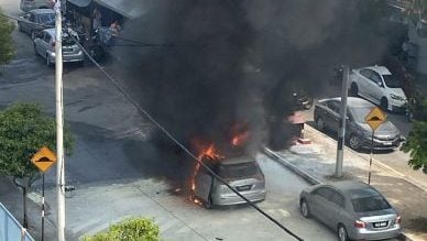 视频|火烧车火势猛   引发3次爆炸