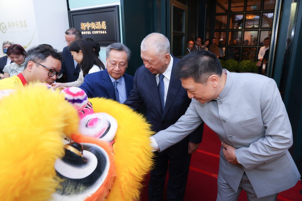 Ho Hau Wah, Vice Chairman of the National Committee of the Chinese People’s Political Consultative Conference, Kou Hoi In, President of the Legislative Assembly of Macao and Sio Chong Meng, Founder and Chairman of Lek Hang Group, presided over the lion