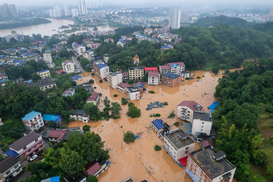 “本台报道 本台被淹” 湖南平江现70年来最高水位 媒体中心一楼被淹