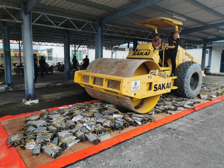 三马拉汉警方出动压路机压毁198台约值20万令吉的挖矿机