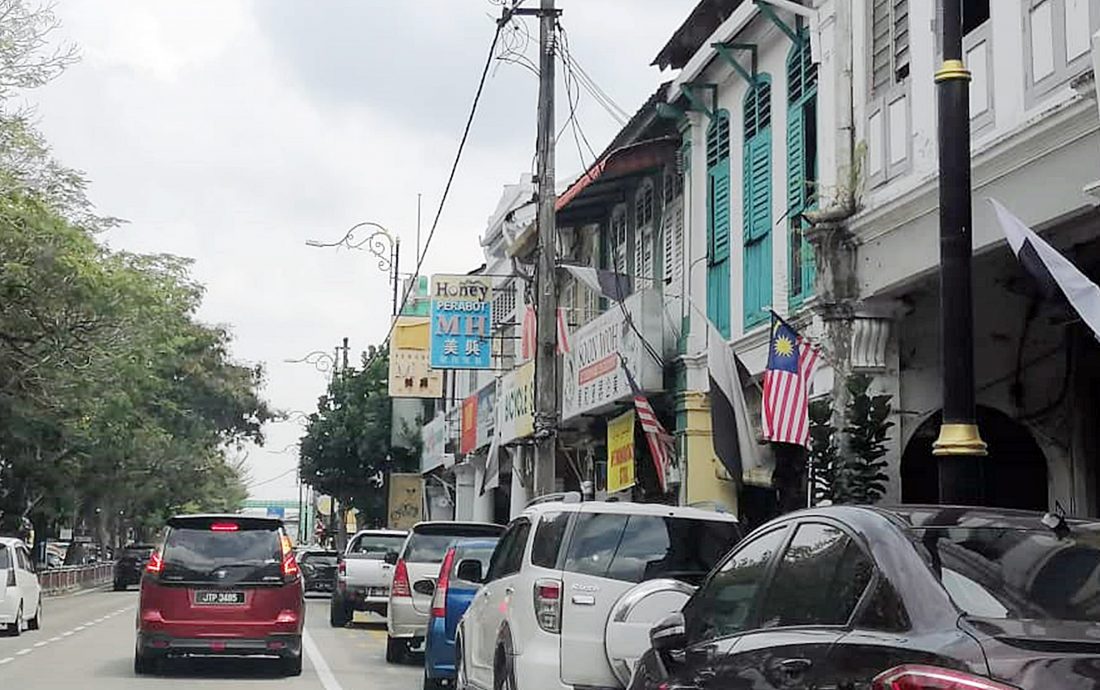 東：其他地區未熱，關丹大街商家搶先掛國旗州旗迎蘇丹華誕與國慶月。 