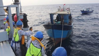 印尼渔船海上漂流6天   马海军救出3船员
