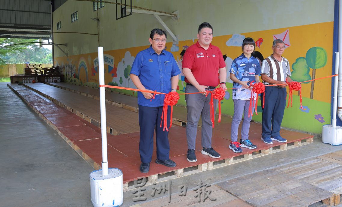 东：木托盘再循环制作，育贤华小设“迷你保龄球场”学生课余尽情练习。 