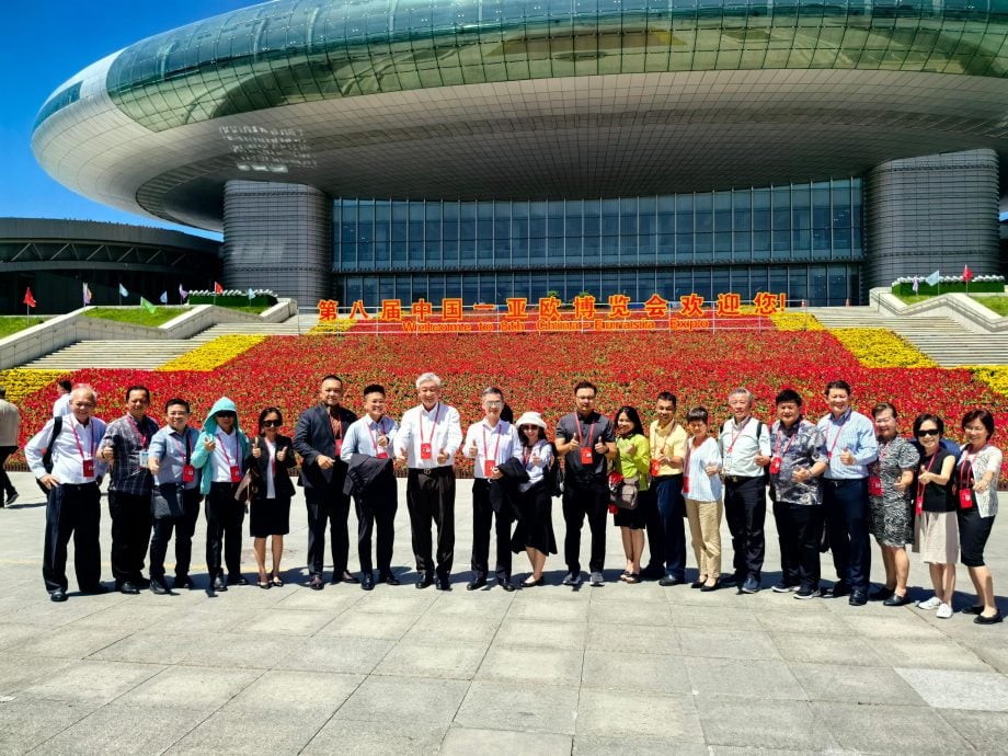 东：登嘉楼中华总商会（登中总）于6月24日至7月1日率团赴中国新疆，参加第八届中国-亚欧博览会，并礼节性拜访新疆生产建设兵团贸促会。