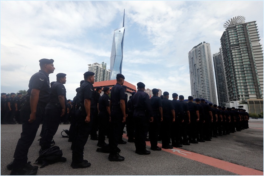 东：警局晚上10时关门闸引起民众误解，打击人民对警信心。